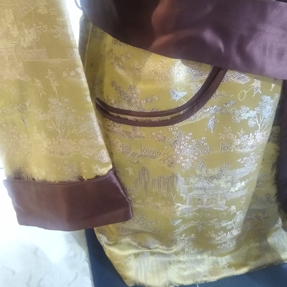 Golden Chinese Silk smoking jacket beautiful embroidery scenes - Picture 3 of 16